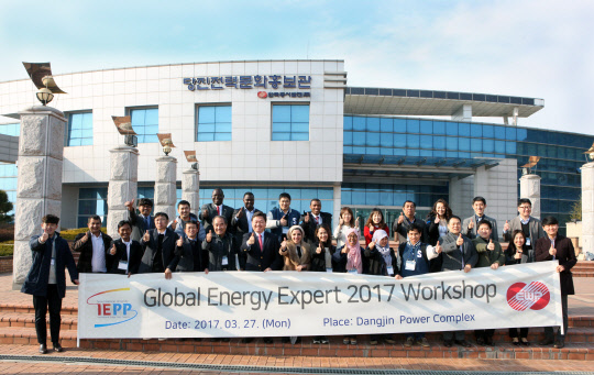 동서발전 '글로벌 에너지 전문가 워크숍' 개최한국동서발전은 개발도상국과의 국제에너지 협력 강화를 위해 제3회 서울대 국제에너지정책과정 한국동서발전 글로벌 에너지 전문가 워크숍을 열었다고 28일 밝혔다. 서울대 국제에너지정책과정 한국동서발전 글로벌 에너지 전문가 워크숍 참가자들이 기념촬영을 하고 있다.   한국동서발전 제공